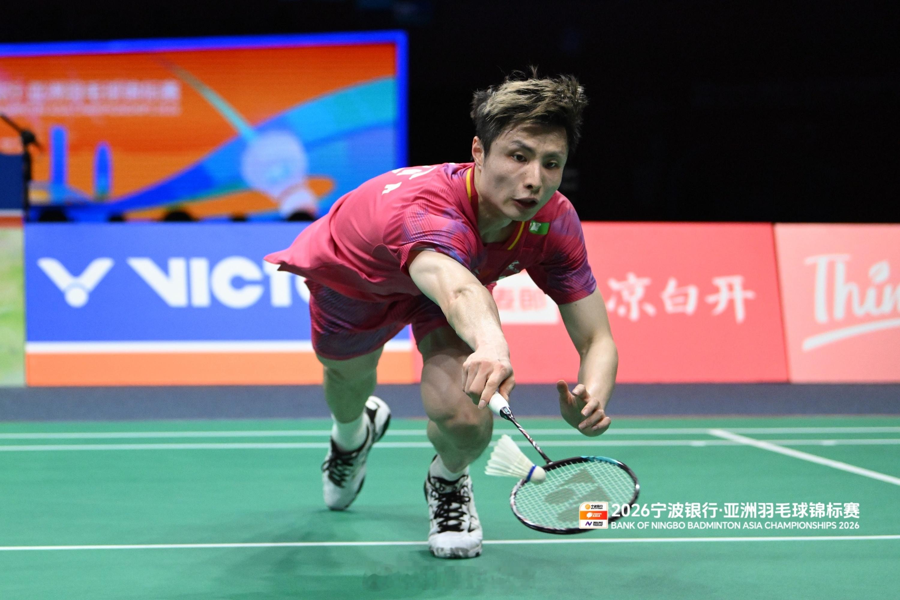 石宇奇：赢奈良冈功大，展现随机应变的能力亚锦赛男单八进四，国羽男单石宇奇以两个2