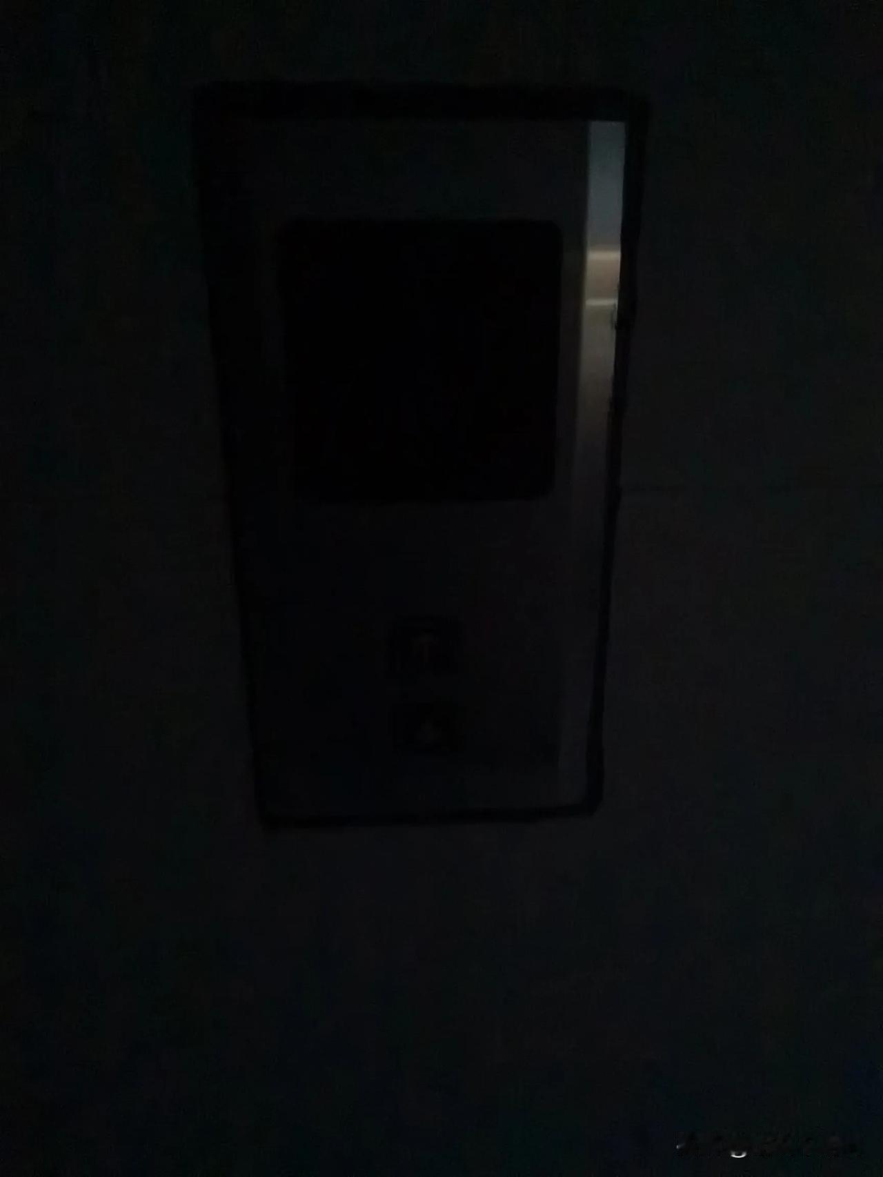 小区停电，家住21楼，我是走步梯呢？还是等来电？听说20：00才能来电。