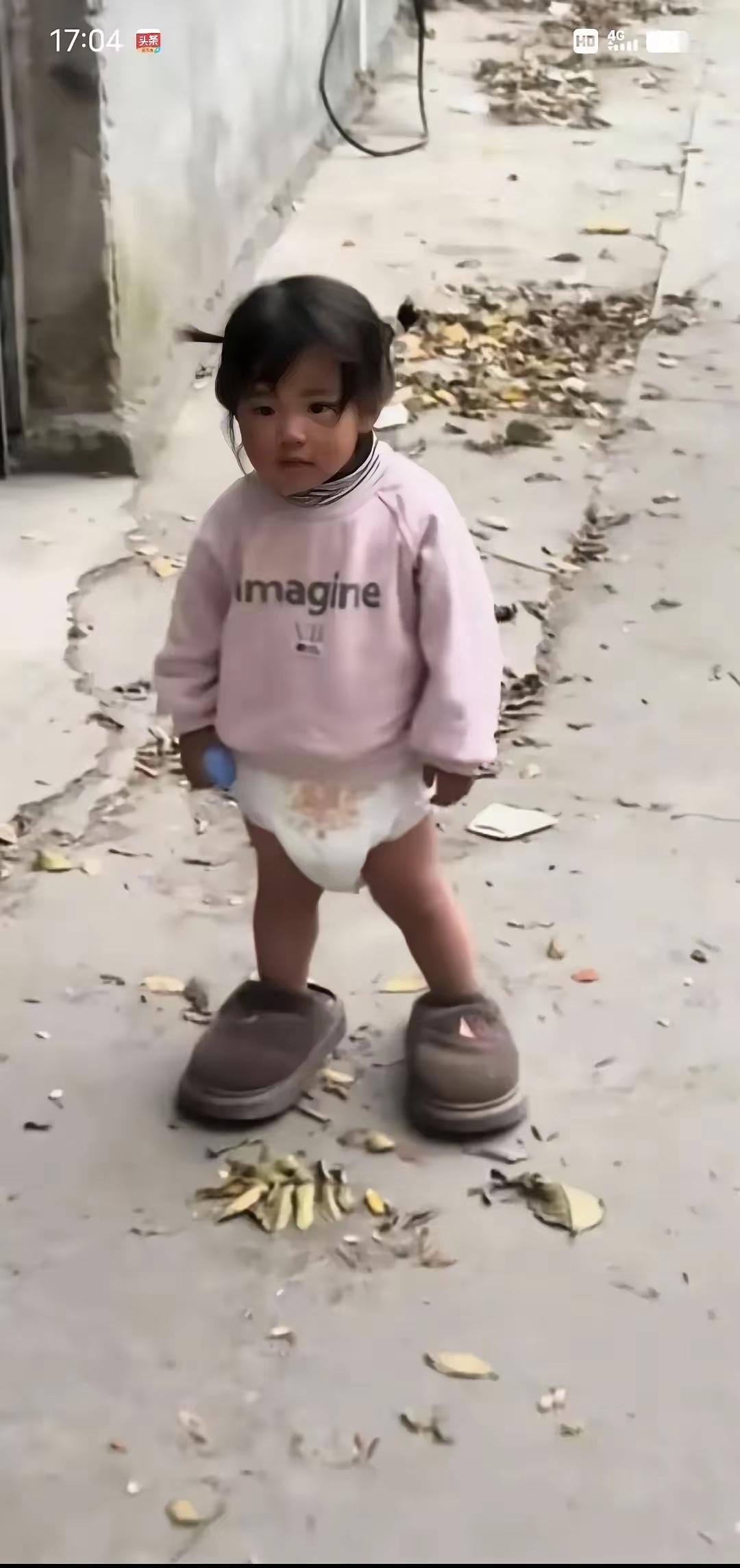 泪目！河南城郊小区这一幕，看得人心里揪得生疼！离婚半年的母亲悄悄探望四岁女儿，远