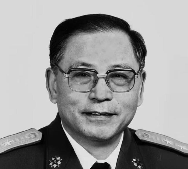 1950年，粟裕正在汇报工作，门突然被撞开。李克农冲进来，声音发颤：“粟裕同志，