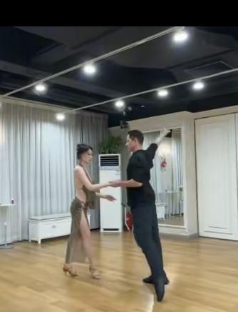 跳这种舞，男的为什么穿这么多？女的为什么穿这么少？