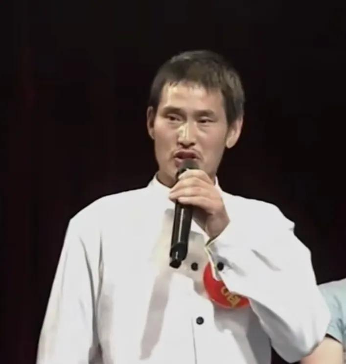 朱之文年轻的时候很瘦，耳朵很大，他的儿女小时候也很瘦，长大后的女儿长成了胖美人。