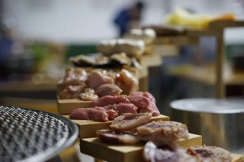 2025年有餐厅老板花3万请300位老顾客吃烤肉，这事儿在当地引发热议。活动在周