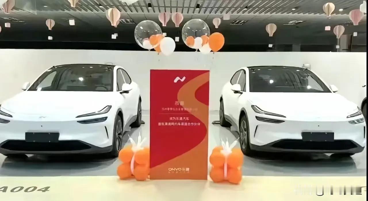 建议小李自己成立一个自己的滴滴！
为什么要自己建立一个滴滴系统，因为他有换电站和