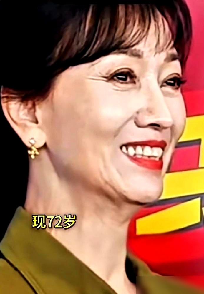 63岁张凯丽，挑战“黑丝短裙”造型，结果评论区彻底炸锅了！
 
曾经的“国民妈妈