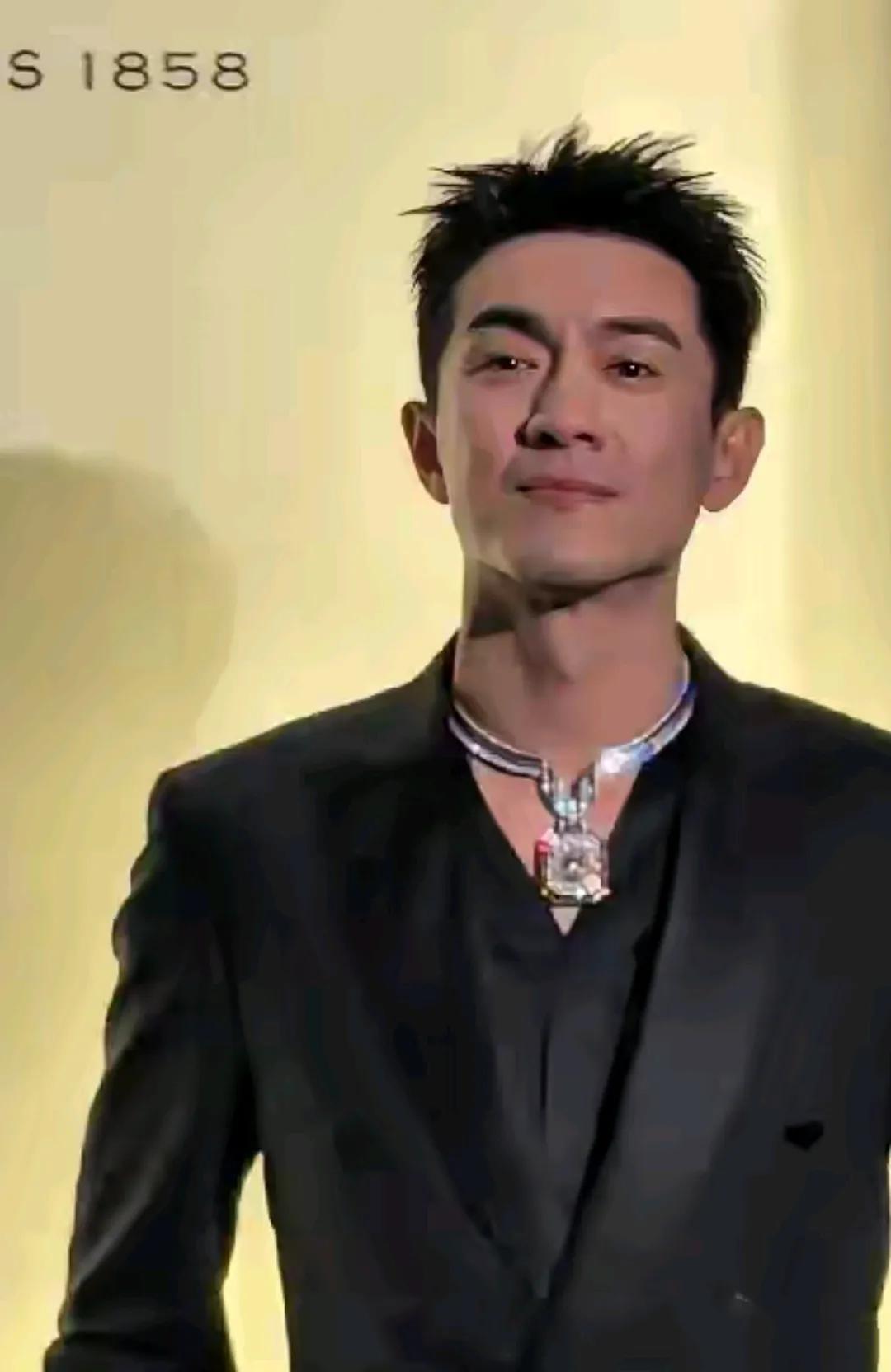 这项链是非戴不可吗[捂脸]

很多网友吐槽戴了不好看

就像狗狗的定位器[捂脸]