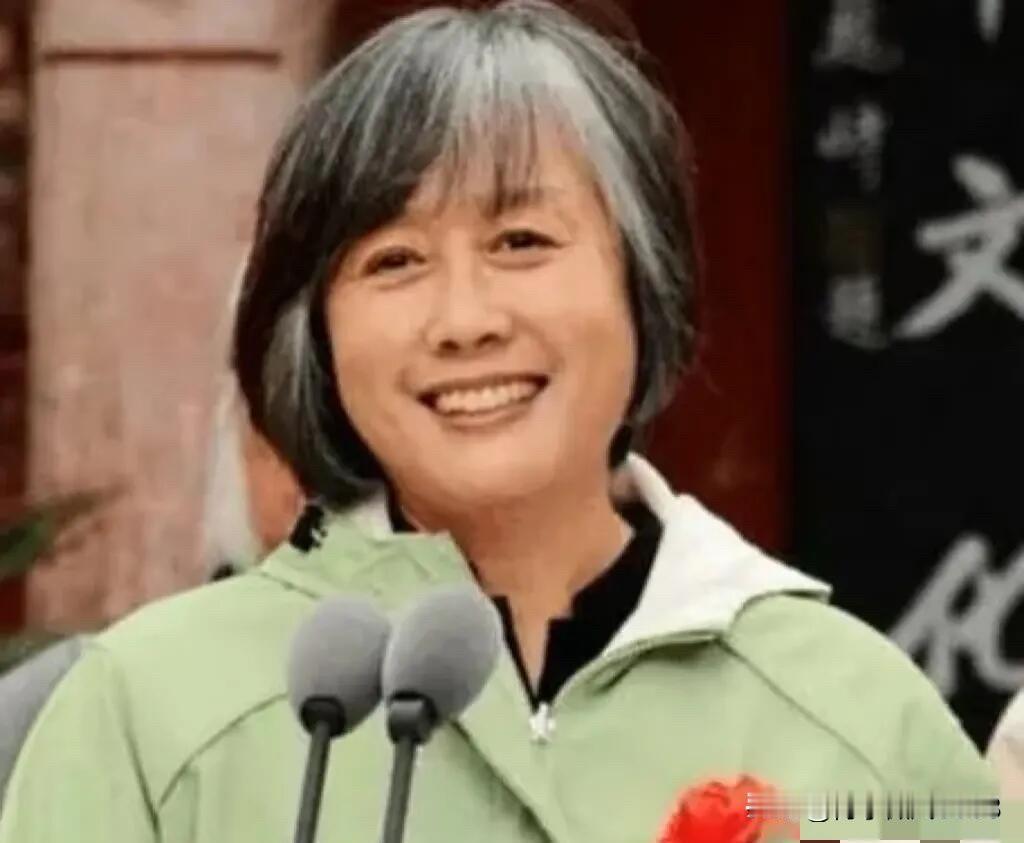 这位女主持人是央视90年代，跟倪萍一样出名的主持人，不知道什么原因，已经很久没有