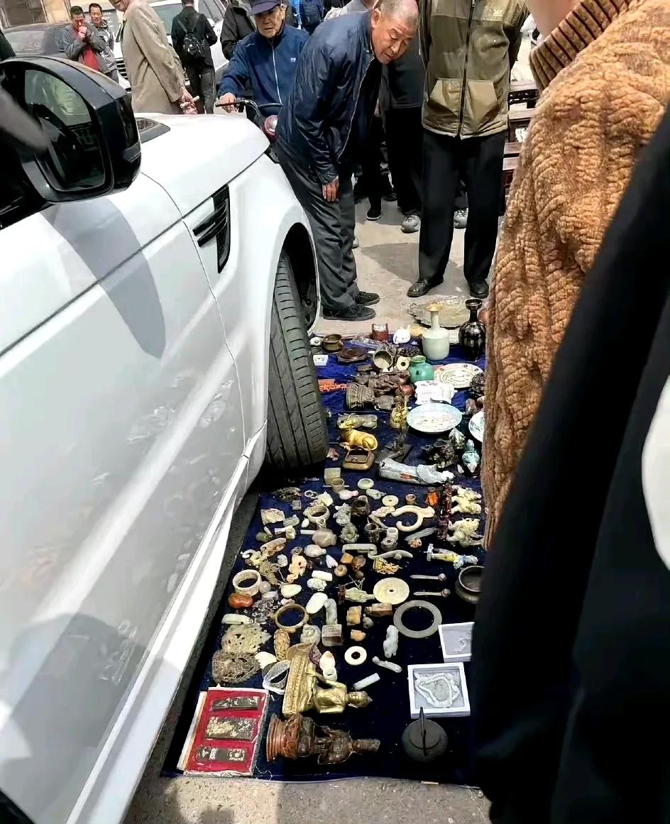 车主下来问我说，你摊子让我压了，你怎么不伤心啊！
        我只是微微一笑