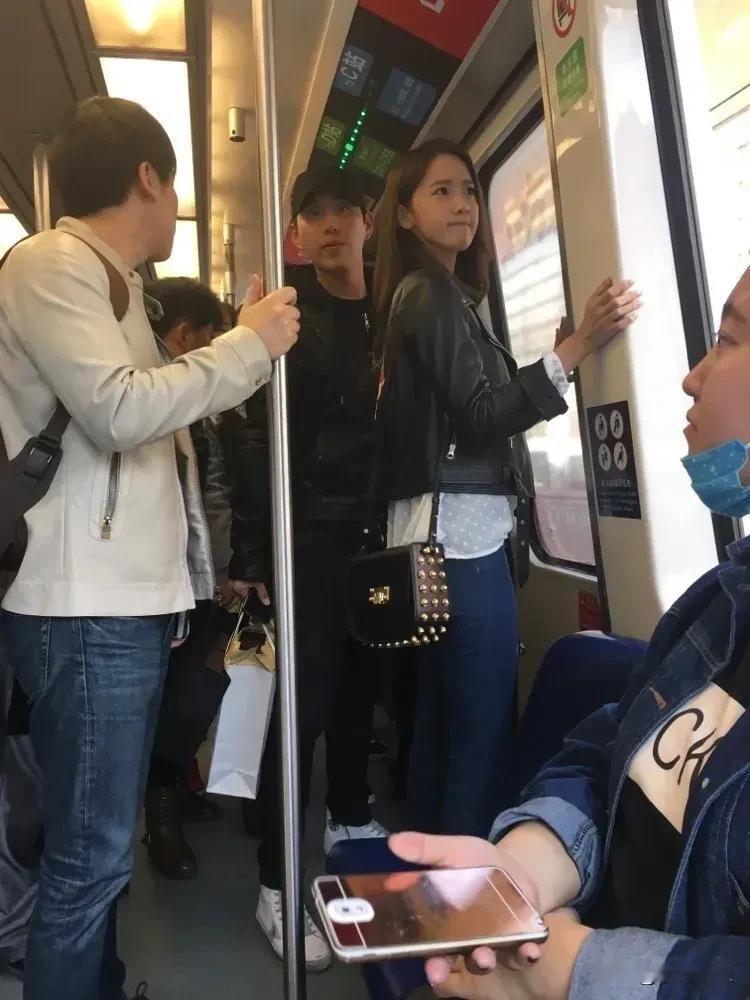 坐地铁偶遇林允儿，女神级别的大美女。她是星女郎出道，天生的奶油肌特别好看，可以看