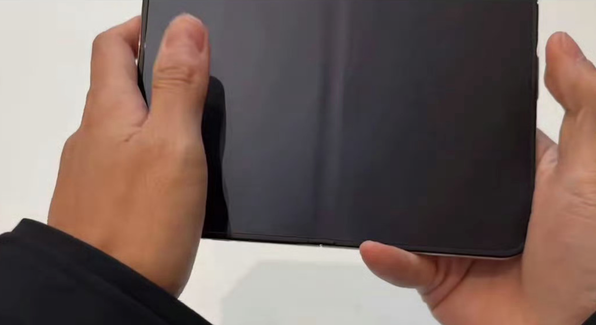 iPhoneDuo 折痕 就不可能没有折痕，只是说通过技术或者“障眼法”让折痕没