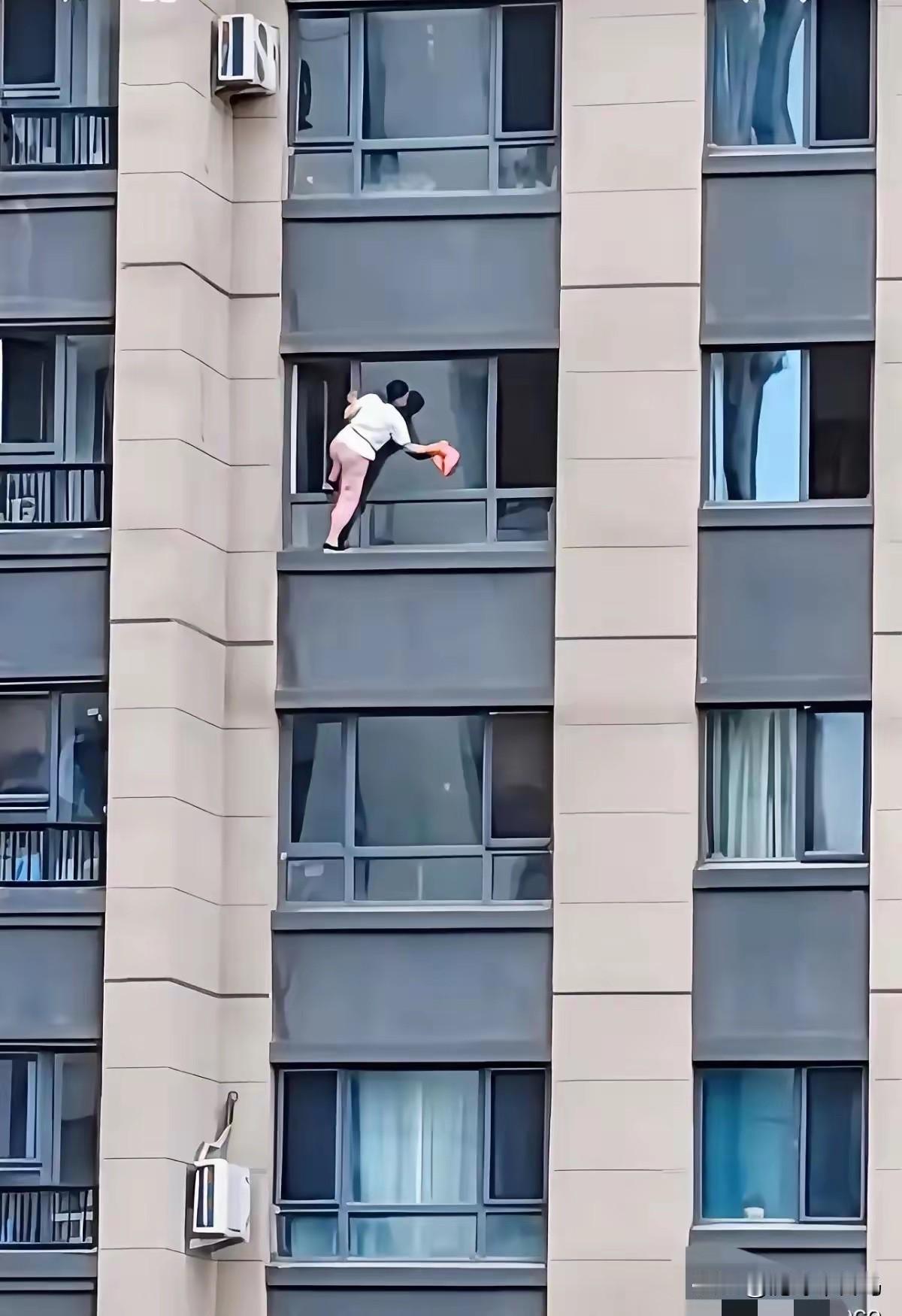 不顾生命危险
踏出高楼外擦玻璃
没有安全意识的人
你认识有多少？
玻璃上的身影 