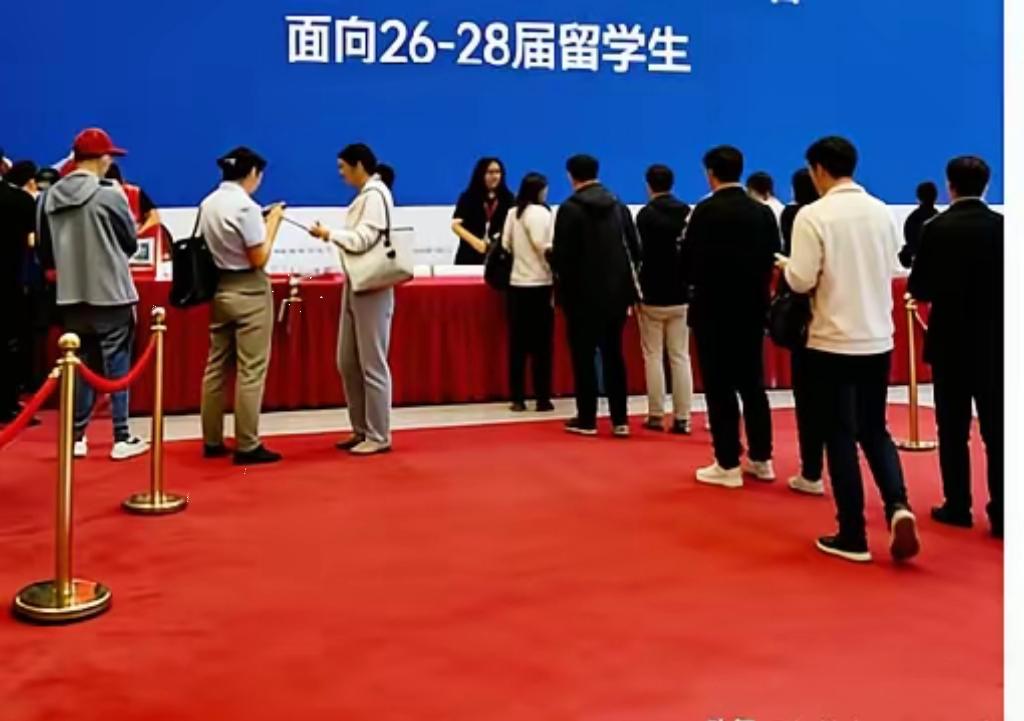 宁波大学这场外籍专场，
把本地毕业生的饭碗端走了。
咱们现在找工作，那真是把简历