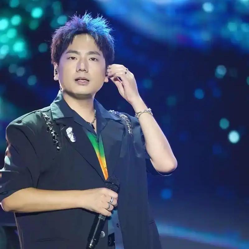 海来阿木，大家喜欢他吗？

也许漂泊是我们的宿命，也许明天我们依旧平凡渺小，也许