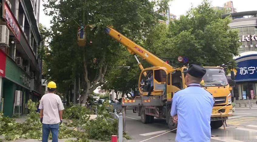 浙江全力打赢台风巴威防御主动仗迎战台风巴威浙江全面行动 闻令而动，向险而行。面对