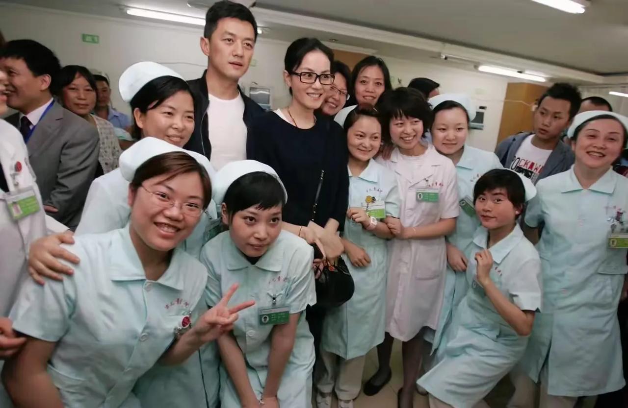 不得不说，李亚鹏只有与王菲站在一起才是帅哥，只有他身边站着的女人是王菲，才能彰显