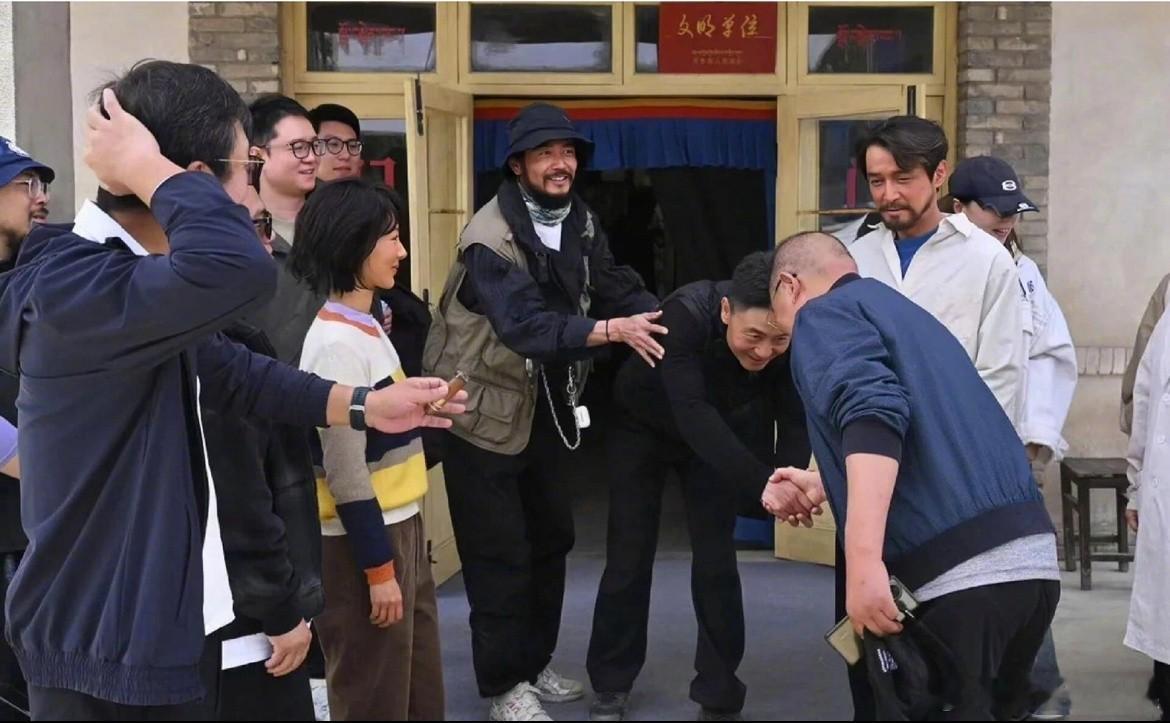杨紫胡歌生命树剧组合照杨紫胡歌真融入当地了 《生命树》剧组大合照有，真融入当地了