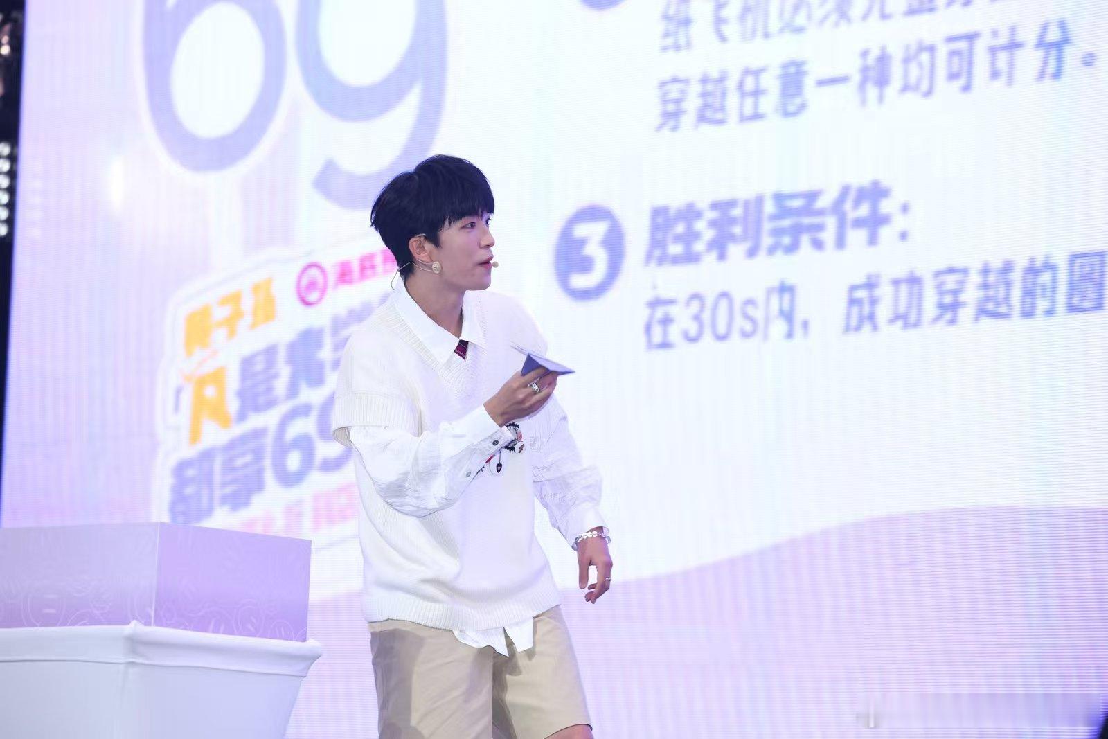黄子弘凡主打一个有求必应 当偶像学会了海底捞式服务 大学生69折专场，黄子弘凡惊