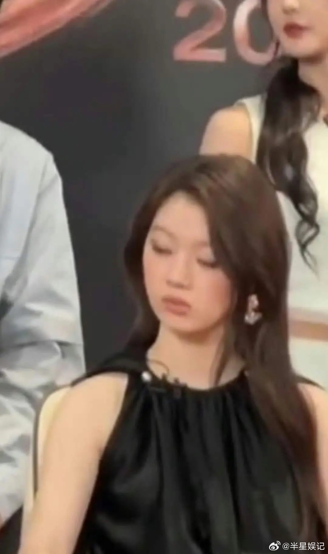 现在终于敢说了  别人表演 讲话她打瞌睡 直接葛优躺 说什么00后整顿职场 松弛