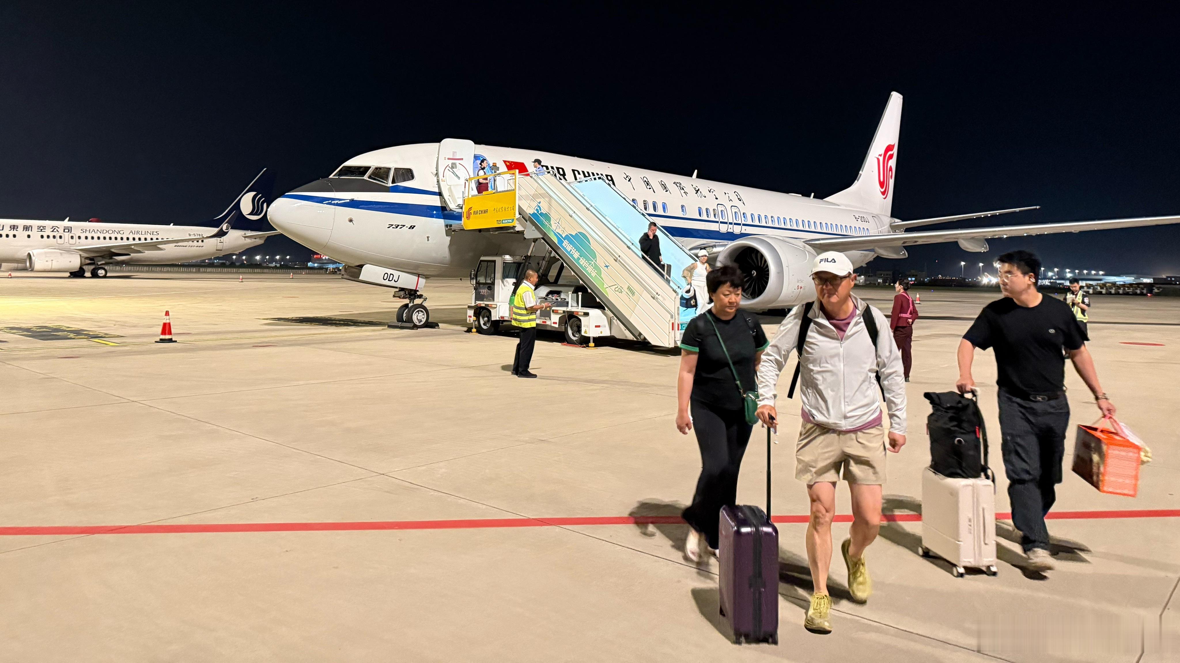 乘坐国航这架航班号为CA1242、机龄8个月、编号为B20DJ的波音737MAX