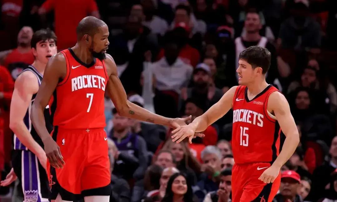 刚啃完掘金，火箭又要连夜打国王！评论区已经提前开香槟：两连胜稳了。
 
为啥这么