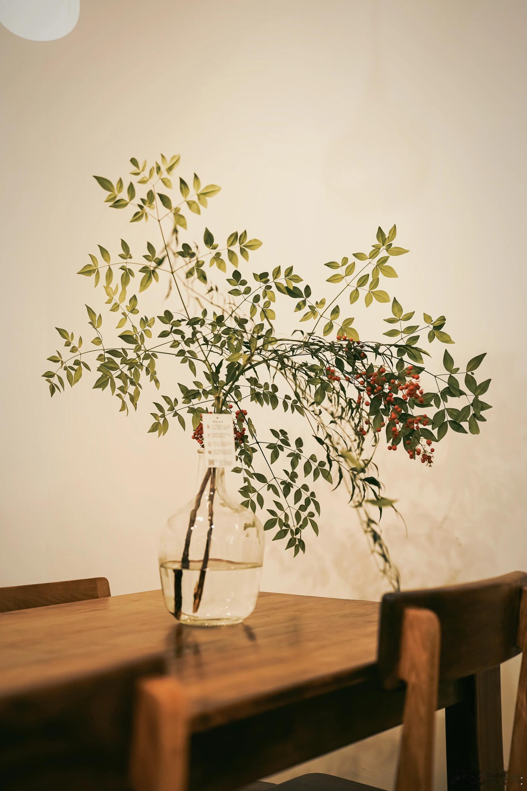 一边是云淡风轻，一边是睚眦必报，两种性格在一个人身上出现，并不冲突，就如夏天穿短