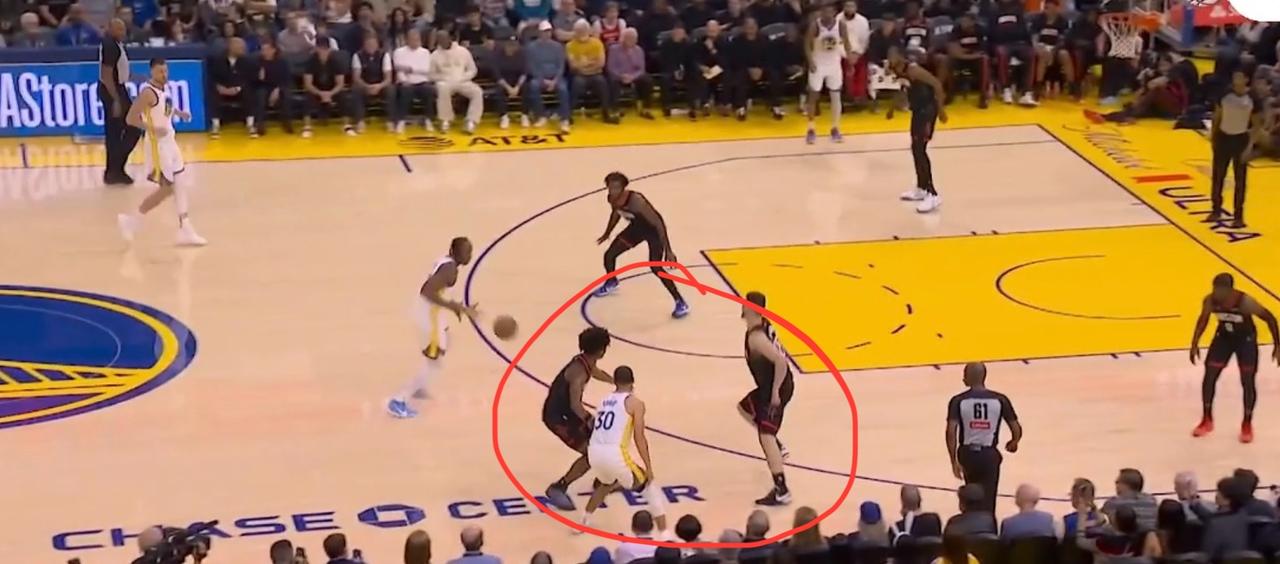 时隔27场，库里复出后替补登场，马上遭到火箭包夹！
这就是库里的影响力，作为火箭