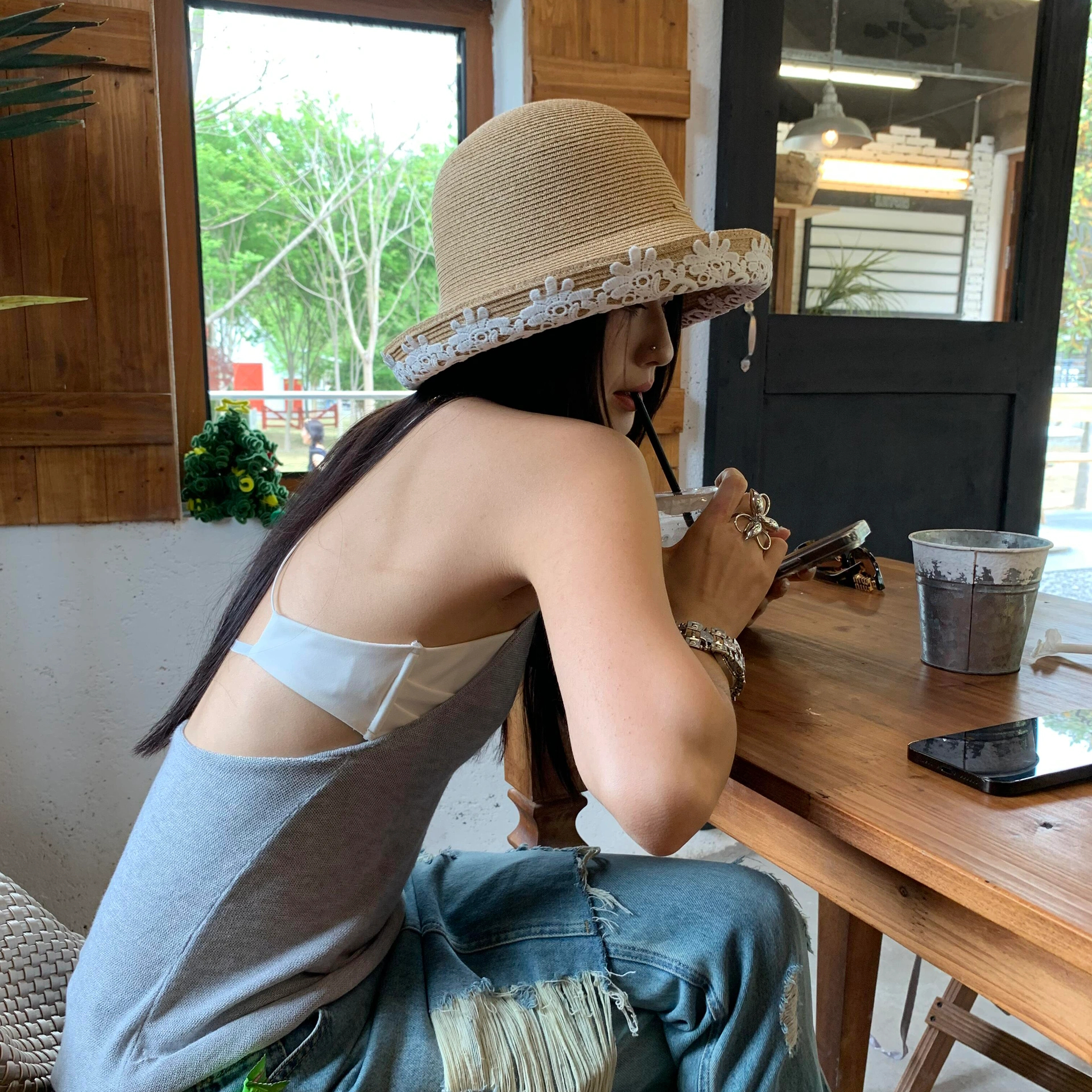 你问人为什么不能如初 答案你不知道吗 好比如你的新鞋子穿了好久 你还会像当初刚买