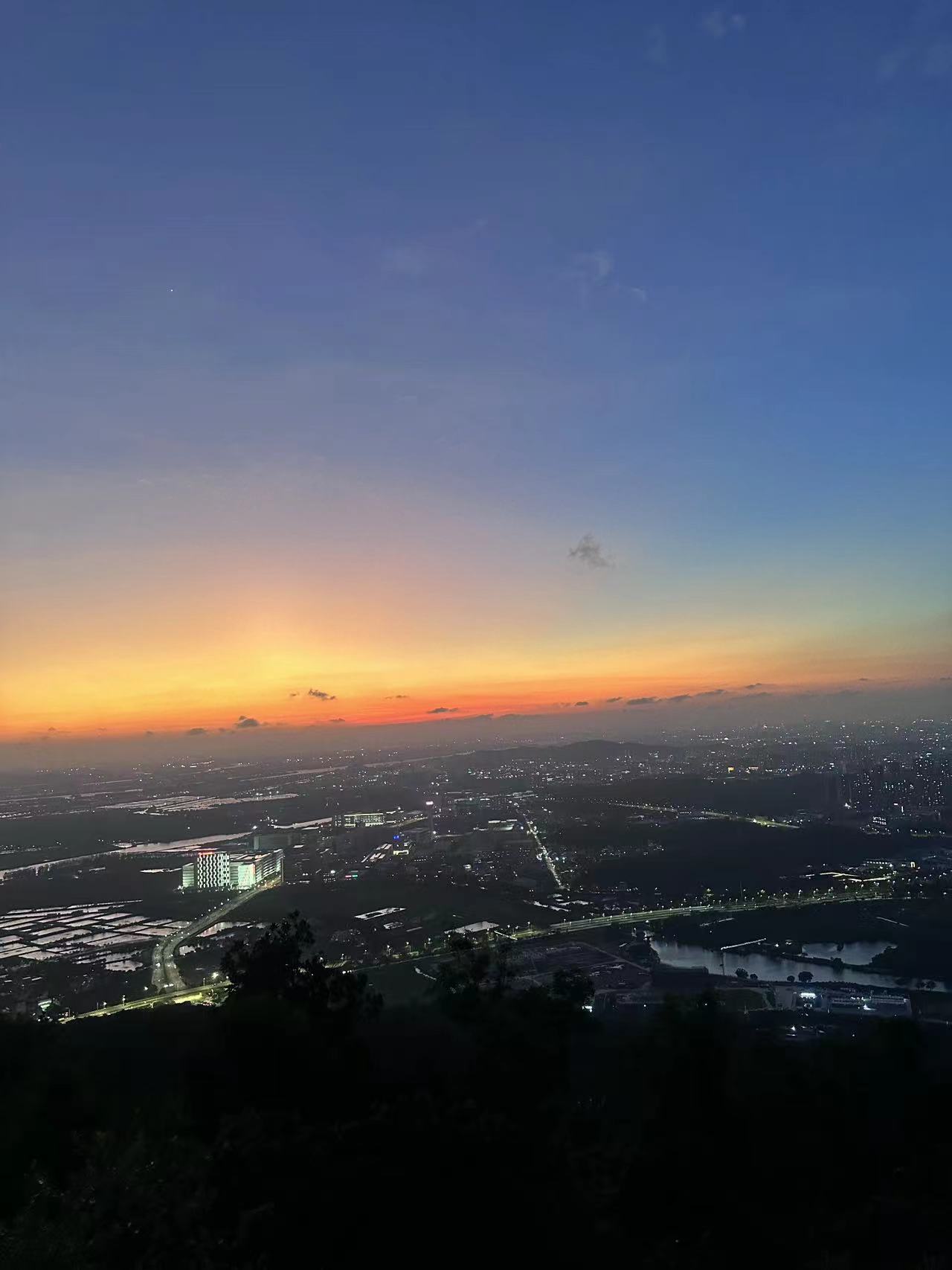 “繁星之下盼晨曦，黄昏之后思蝉鸣，皎月清凉你是我的方向. ”“你的名字是不可言说