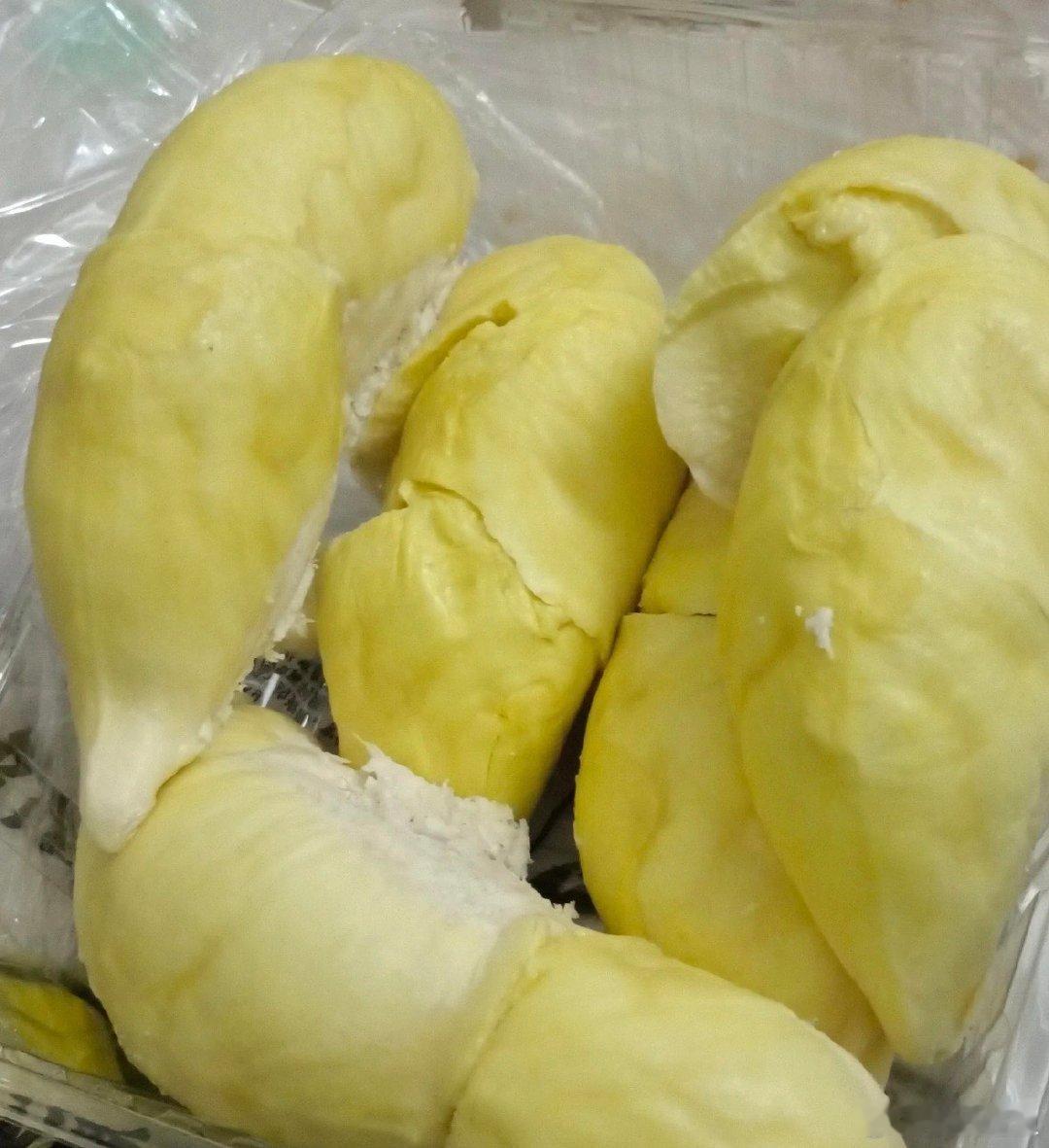 吃完的榴莲别急着扔炫完榴莲之后，千万不要急着扔壳。很多人都不知道，榴莲壳藏着不少