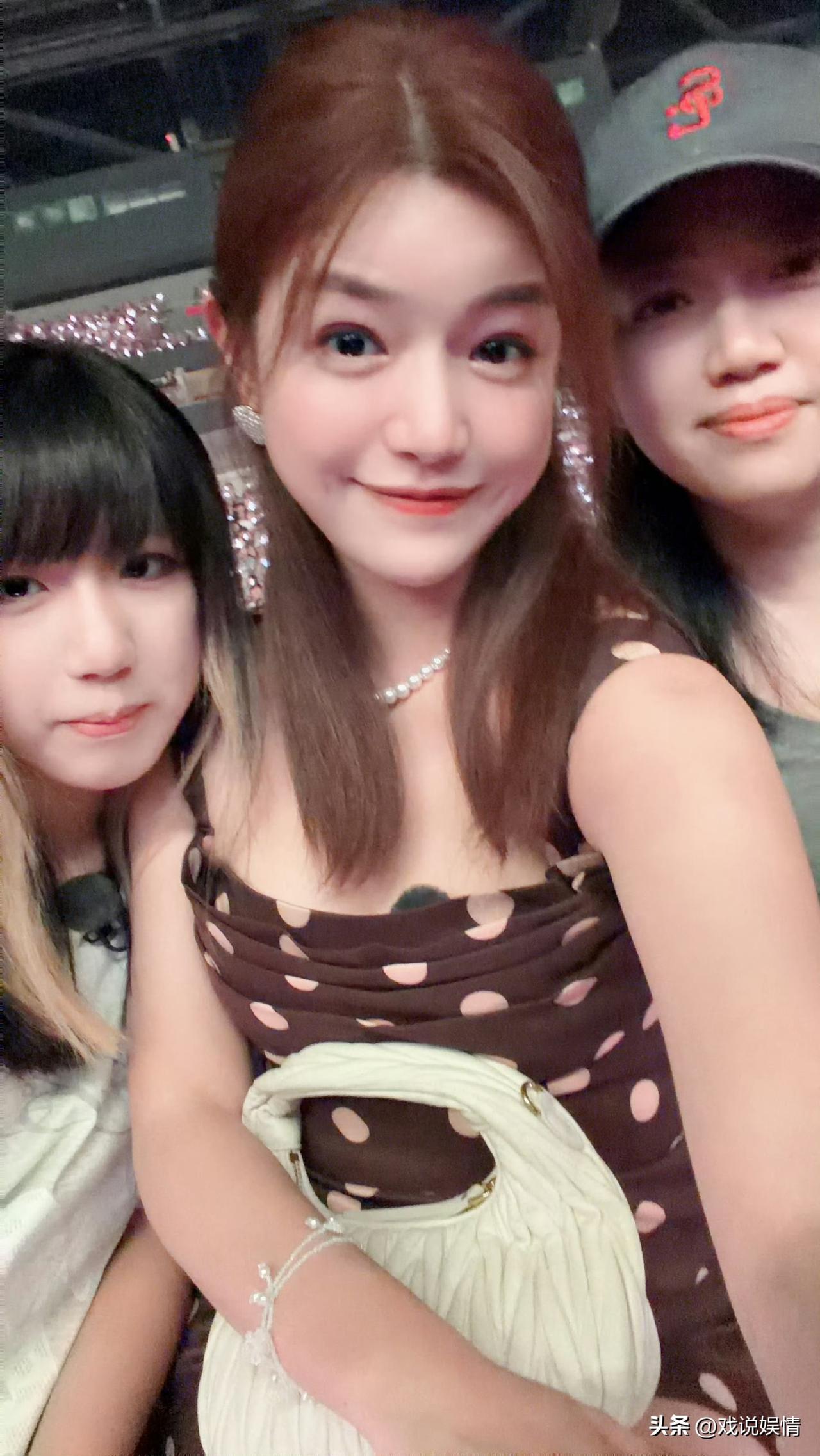 看演唱会的陈妍希，状态也太好了！
7月19日，陈妍希晒照分享来看A-Lin演唱会