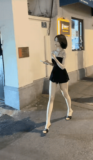 清凉夏日，满街都是大长腿美女出没，眼睛比较危险[大笑]