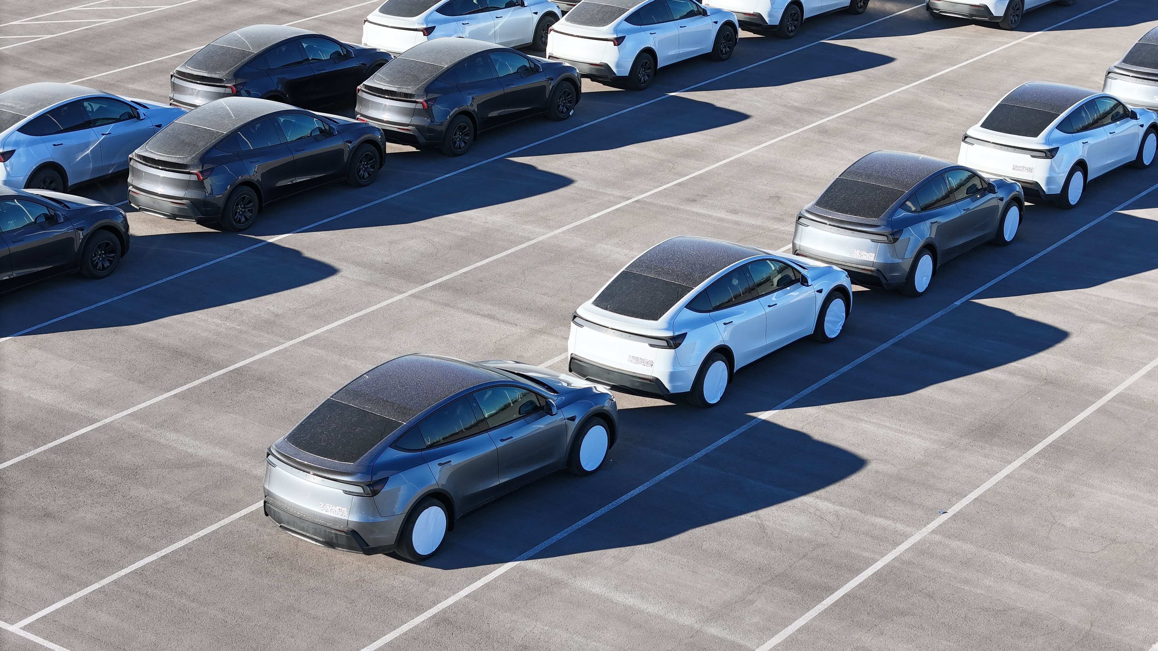 疑似新款特斯拉 Model Y 车型出现在德克萨斯超级工厂外。一些车辆的后备箱盖