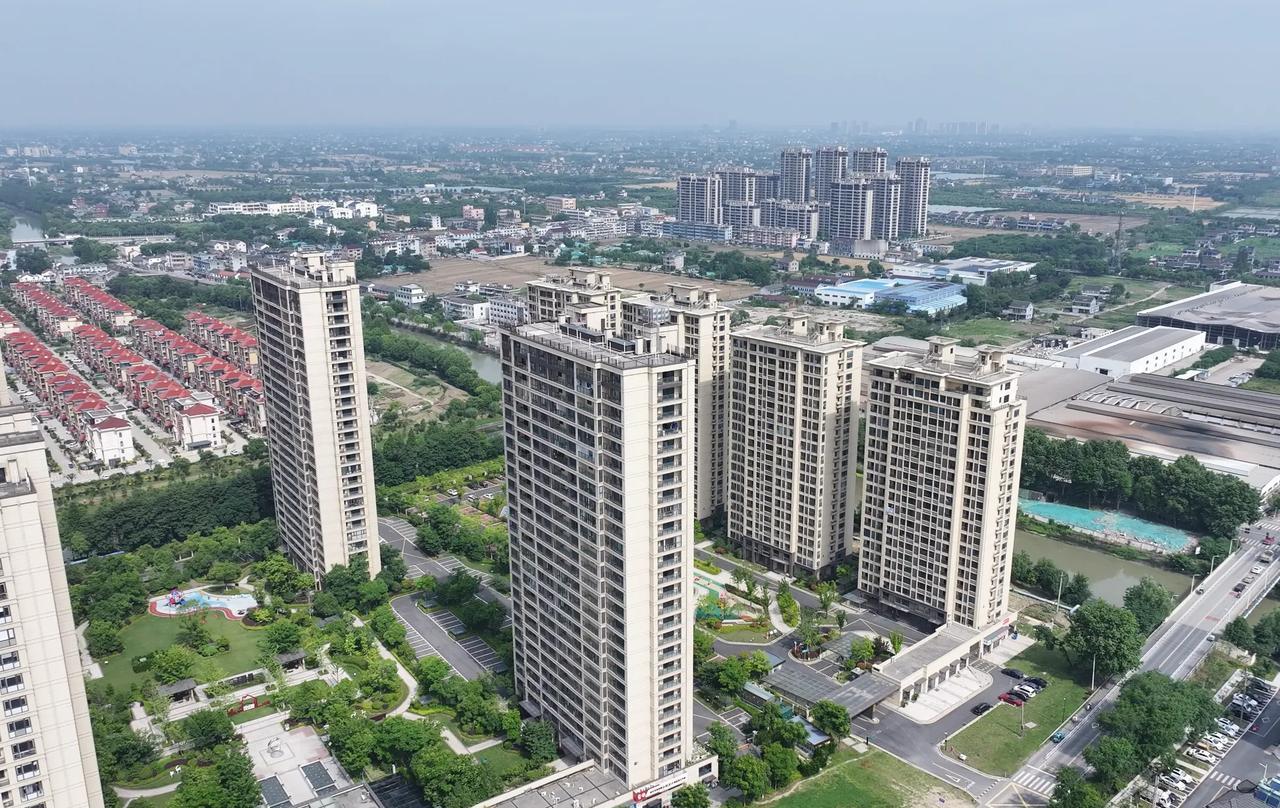 随着前几年海宁轻轨的落地，从17年开始沿着杭海城铁两侧建造的大量楼盘也开始进入了