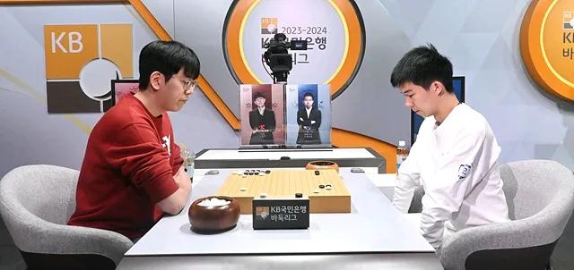 韩国围棋联赛中的中国外援

廖元赫继续高歌
辜梓豪夺冠立功
党毅飞功过相抵
杨楷