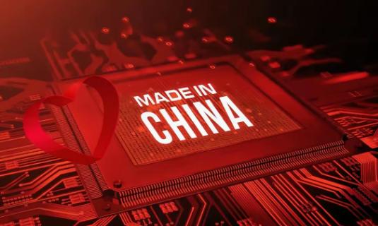 发现一个魔幻定律：中国科技每次快摸到美国霸权天花板，最先泼冷水的永远是自家“键盘