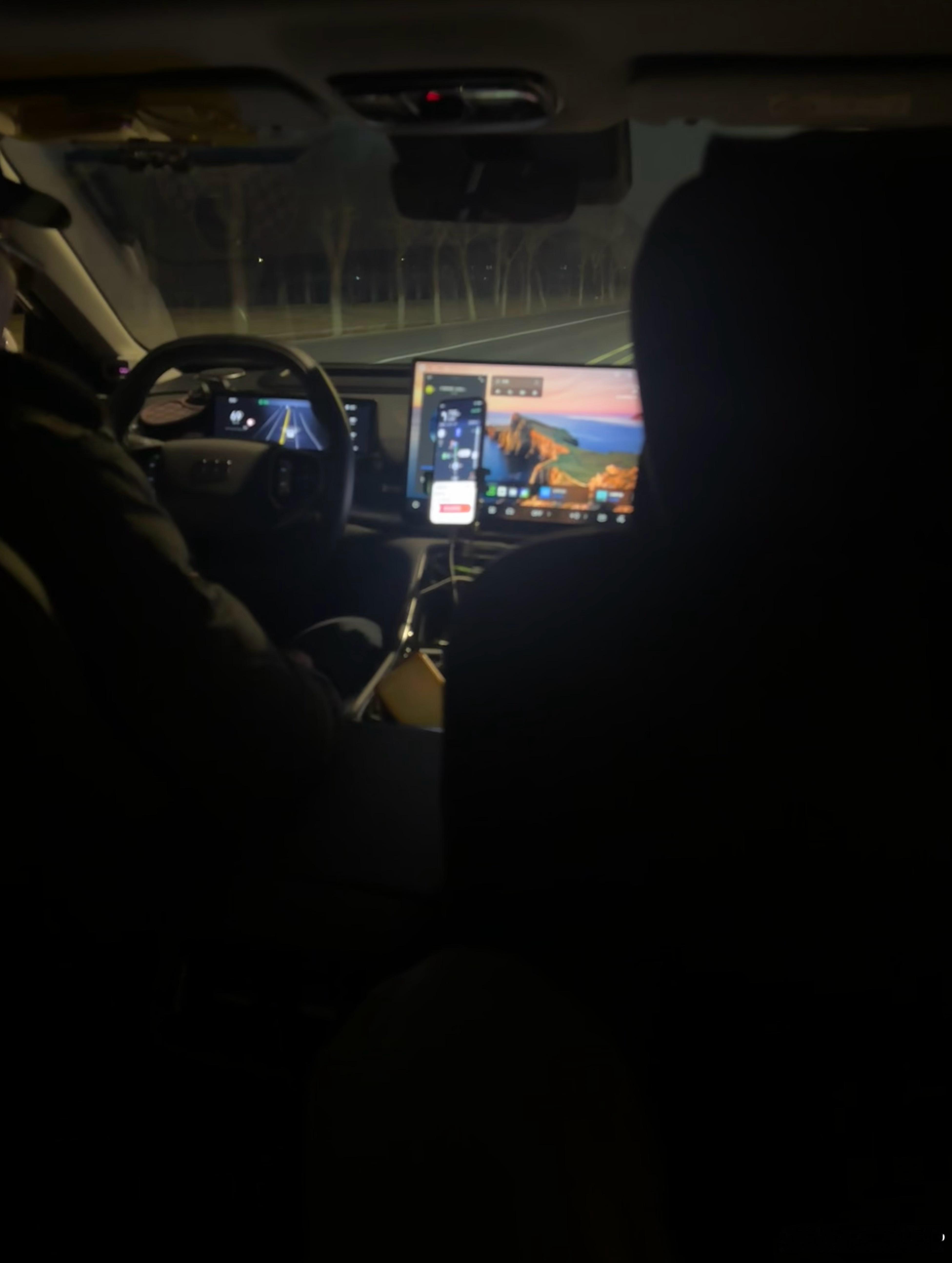 打了一台银河A7，车也跑了几万公里了，说实话，在平价网约车里，底盘质感非常可以了