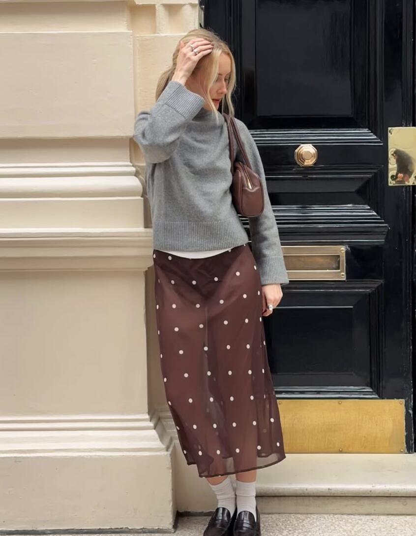 灰毛衣配咖波点裙，不是老气横秋，是静奢圈的暗号。
三里屯人手一套，补货通知一响，