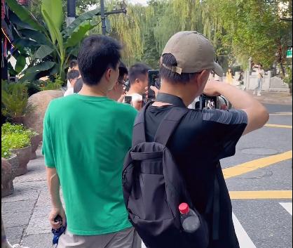 在高温 40 多度的高温下执勤，敬业的刘畅警官成为网红！ 