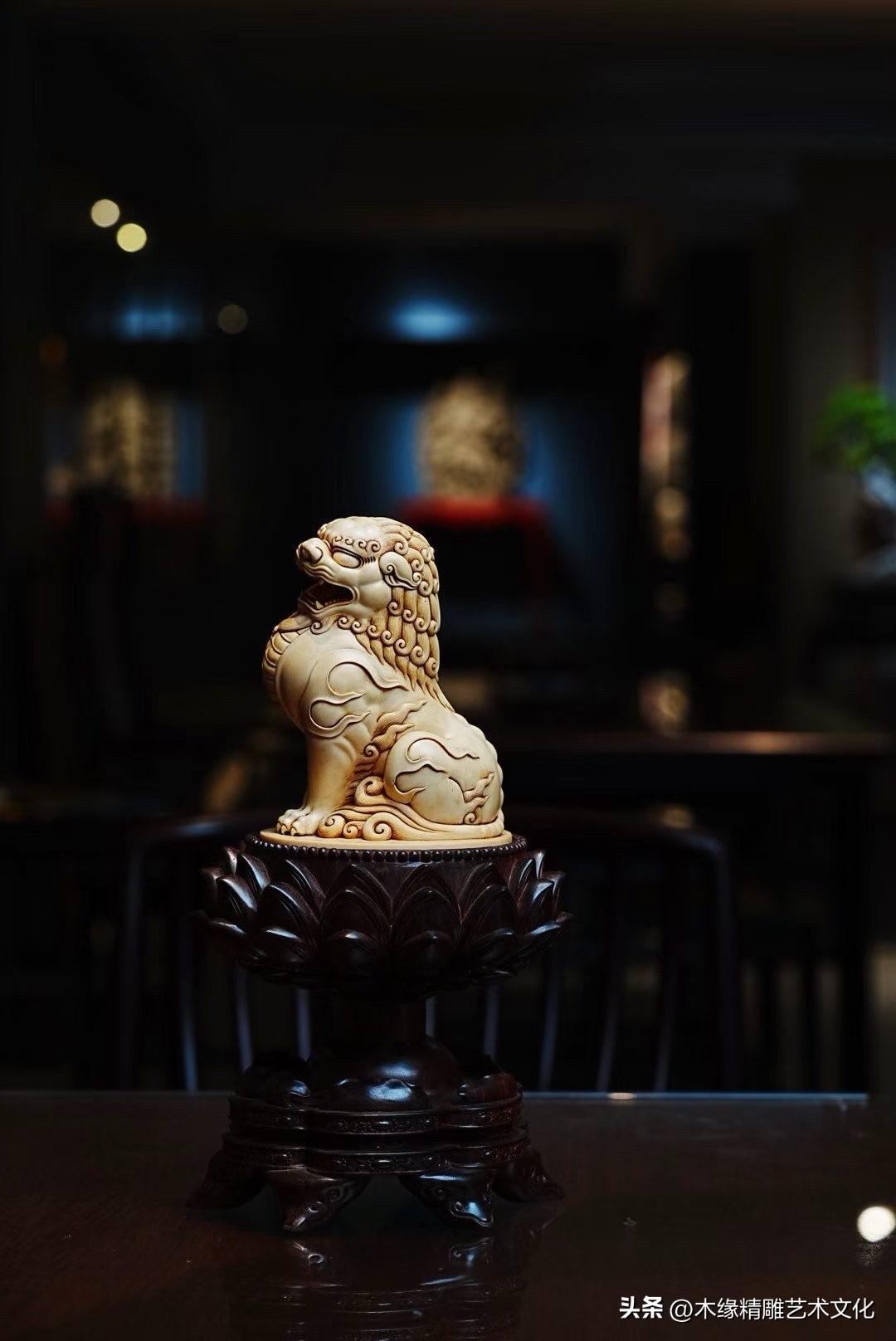古意狻猊，伏于熏炉之上。

猛犸温润的材质，与狻猊威严厚重的形象相互映衬。鬃毛翻