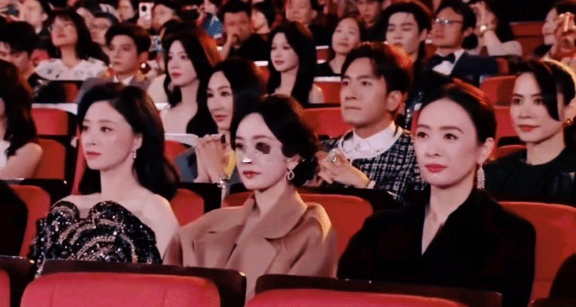 杨幂童瑶蒋欣 三张权威的脸 三位姐姐并排而坐的画面，真的每一帧都值得反复回味～ 