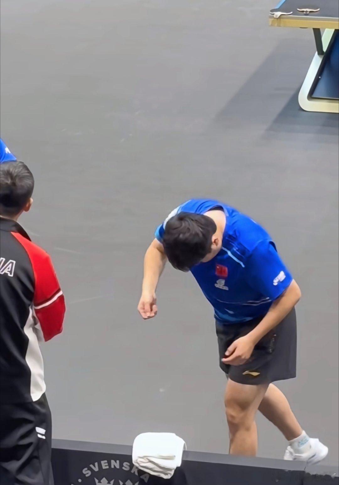 感觉现在今天的比赛哈一句话，梁靖嚞*确实打不过松岛辉空了。三局比分:9-11，8