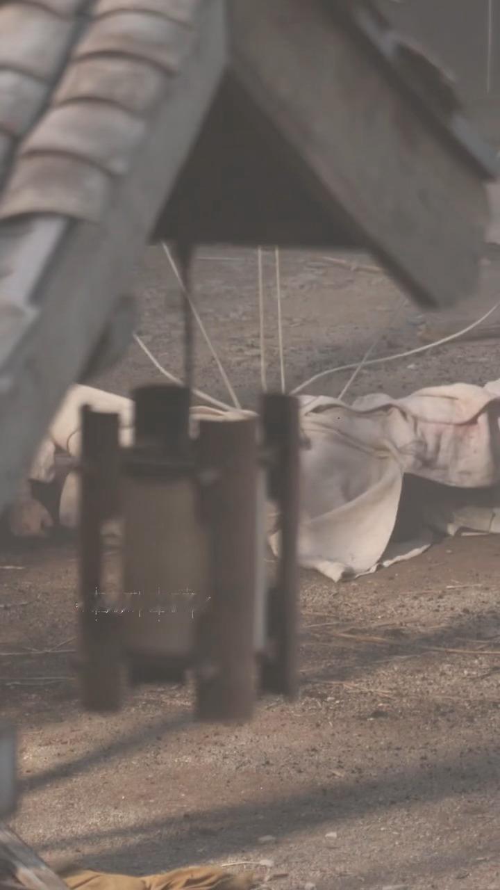 成毅拍《两京十五日》的威亚戏撞到头了……看起来好痛©logo成毅拍威亚戏撞到头成