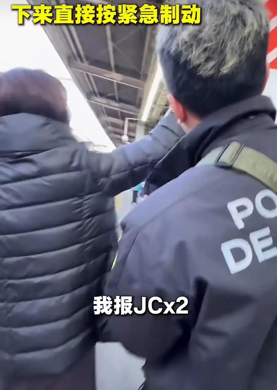 中国博主的摄像机被日本人撞坏了，日本警察本来说管不了，得知他是百万博主后态度立马