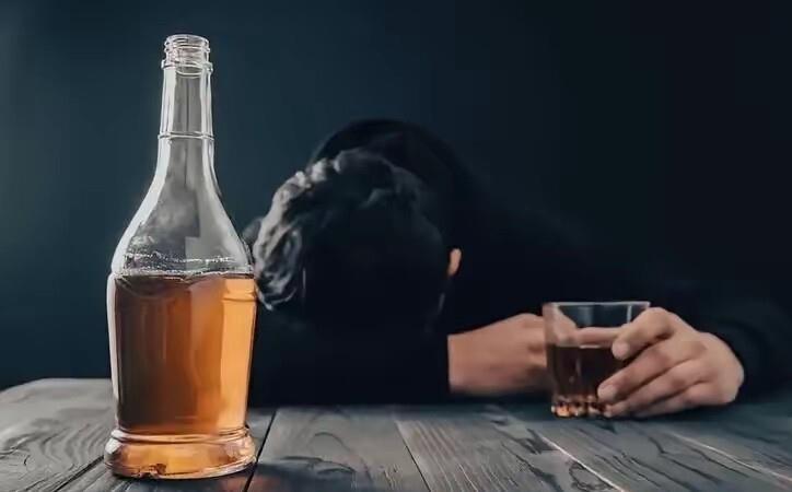 连续5天从早喝到晚，人倒在出租屋外没了，家属转头向房东索赔20万。马某每天早中晚