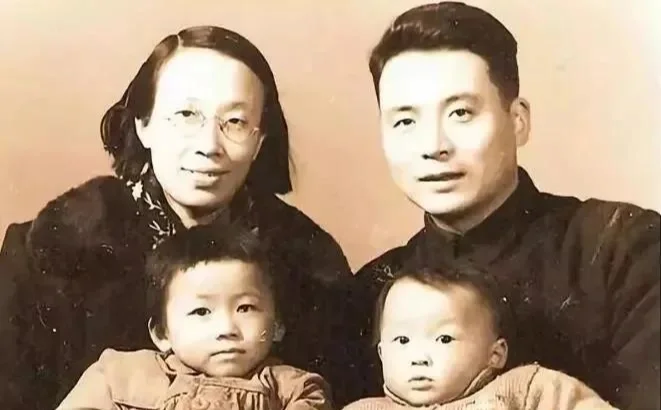 1964年10月16日15时，新疆罗布泊核试验场，一声惊天动地的巨响后...