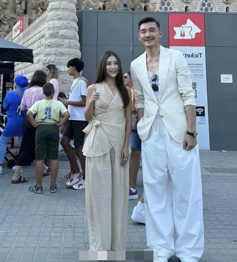 这胡兵怕不是有两米多！这女模特都有一米八了，才在胡兵的肩膀左右……胡兵 胡兵身高