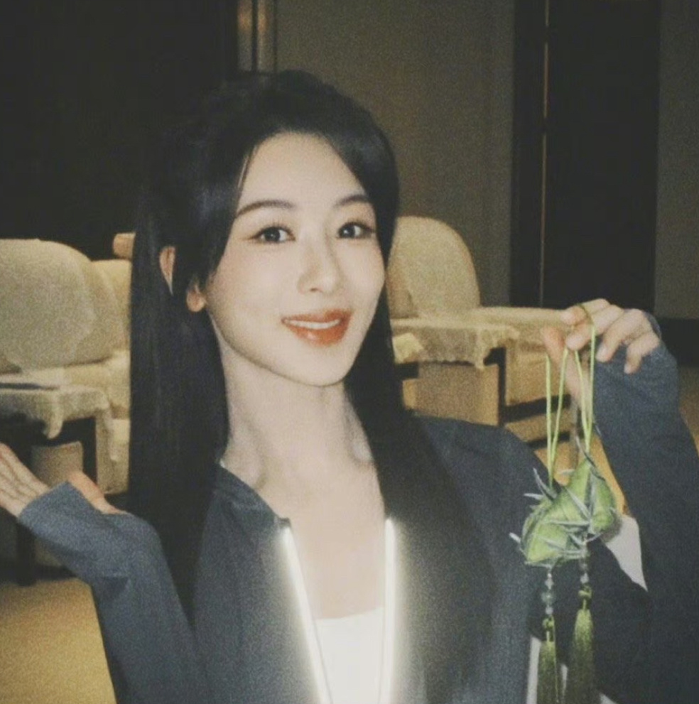 杨紫营业照太可爱了吧！打着灯笼都难找到的美女[亲亲][亲亲] ​​​