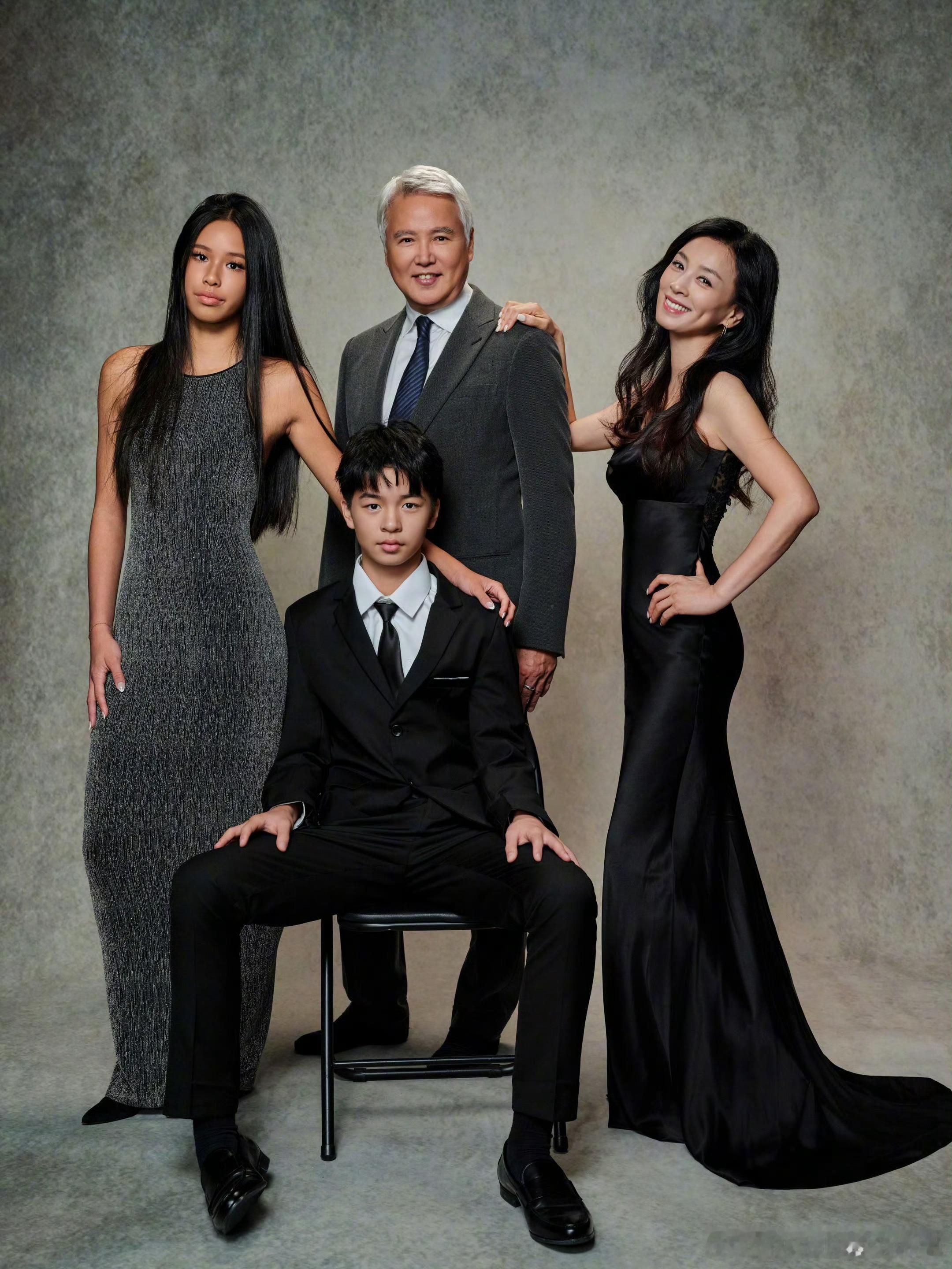 张庭全家福张庭儿子女儿身高 张庭全家福公开，儿子女儿身高瞩目，长的很有特点 ​​