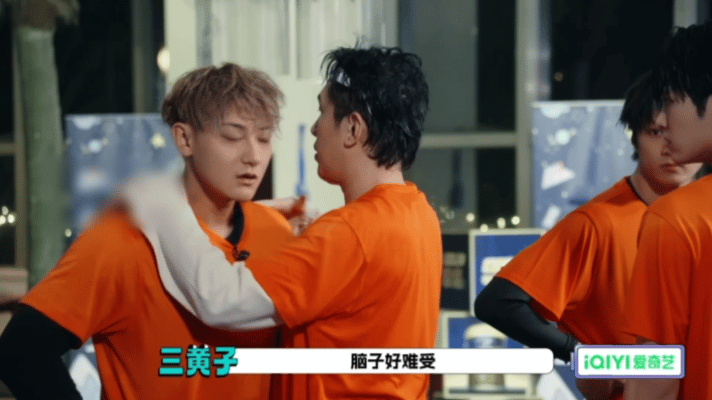 黄子韬因喘不上气暂停节目录制黄子韬泡温泉泡到喘不上气还暂停录制了！估计是跟爆闪团