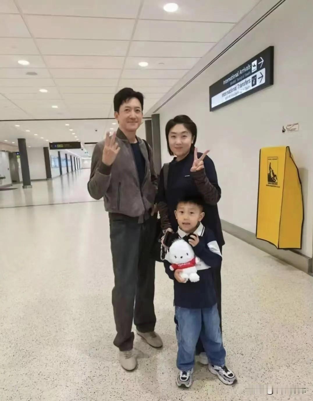 48岁演员王阳，带着一家人到新西兰旅游度假！
暂时放下拍戏工作，陪着妻女欣赏南半